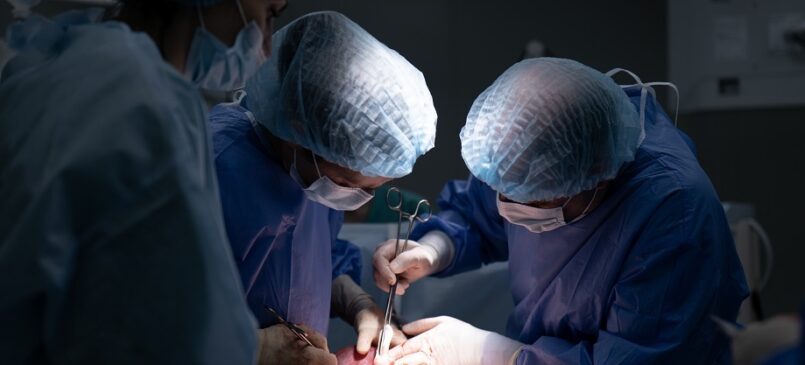 Почему хирургическое вмешательство является предпочтительным вариантом лечения миомы матки
