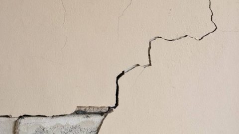 В чем заключаются плюсы профессионального ремонта трещин в стенах